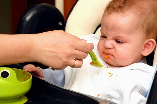 Có nên cho bé ăn dặm trước 6 tháng tuổi và cho trẻ ăn dặm những gì?