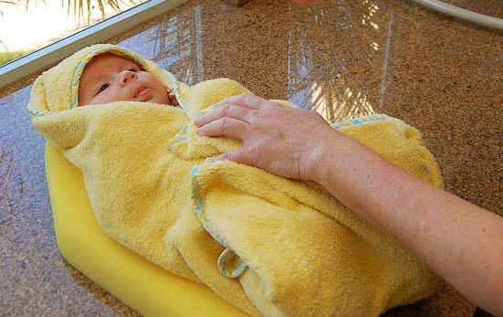 tắm cho trẻ sơ sinh 4