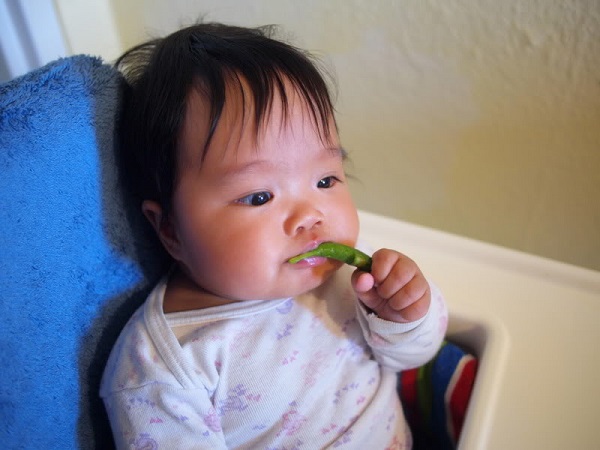 Tập cho bé tự ăn theo phương pháp ăn dặm BLW được nhiều mẹ áp dụng