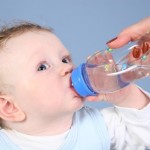 Có nên cho bé sơ sinh uống nước và khi nào trẻ cần uống nước?
