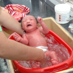 Phương pháp tắm trẻ sơ sinh chưa rụng rốn đúng cách và chuẩn nhất