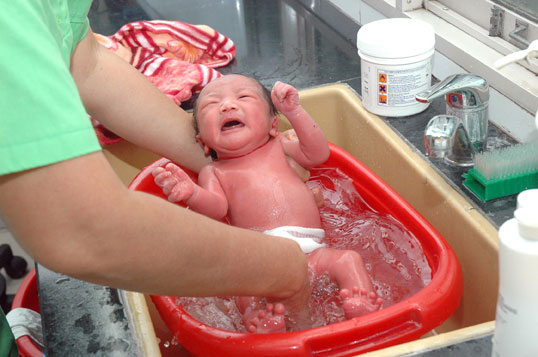 Phương pháp tắm trẻ sơ sinh chưa rụng rốn đúng cách và chuẩn nhất